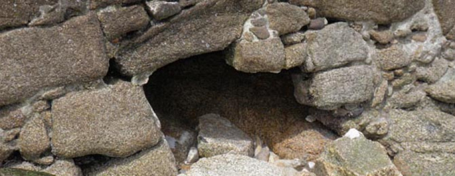 RIVEIRA - Técnicos confirman que el socavón de A Cambra se debió a la erosión que el mar causó en el muro de contención