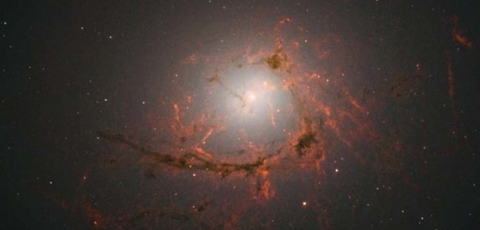 Un anillo de galaxias gigante se escapa de Albert Einstein