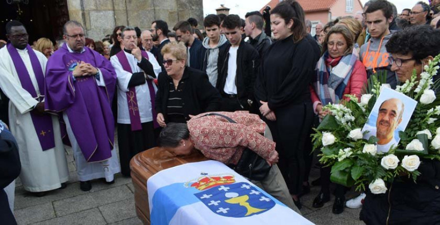 Multitudinaria despedida en Ribeira al “profesor para la vida” y “camarada” Plácido Betanzos