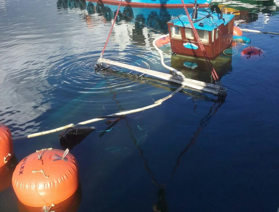 Reflotan el bateeiro que se hundió el sábado tras sufrir una vía de agua en el puerto de Escarabote