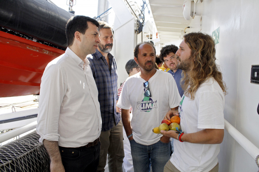 Gonzalo Caballero reafirma su compromiso con el medio ambiente en su visita al Rainbow Warrior en Vilagarcía