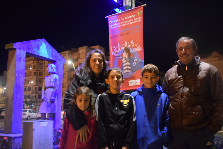 Instalan una pancarta y luz azul en el monumento a Amas de Casa de Ribeira en el Día de la Diabetes