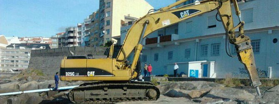 SANXENXO-Taladran las rocas de A Carabuxeira para enterrar la tubería de una depuradora