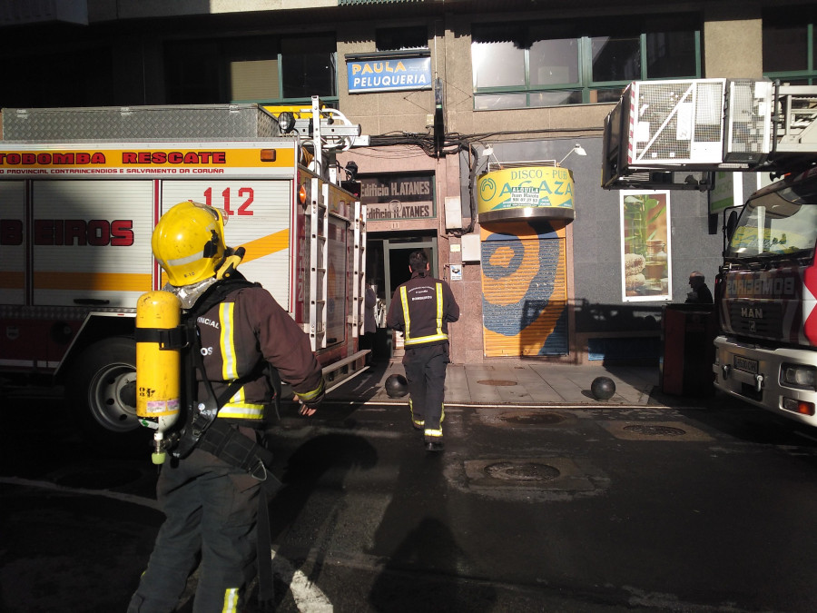 Desalojado el edificio Atanes en pleno centro de Ribeira por un incendio en un primer piso