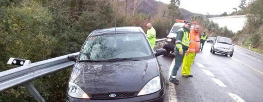 Dos salidas de vía en Caldas y Cordeiro se saldan con una conductora herida