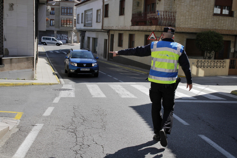 Un joven empotra su moto contra el coche de la Policía isleña que lo perseguía por conducción temeraria