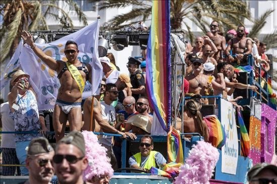 El desfile del orgullo gay llena las calles de Maspalomas