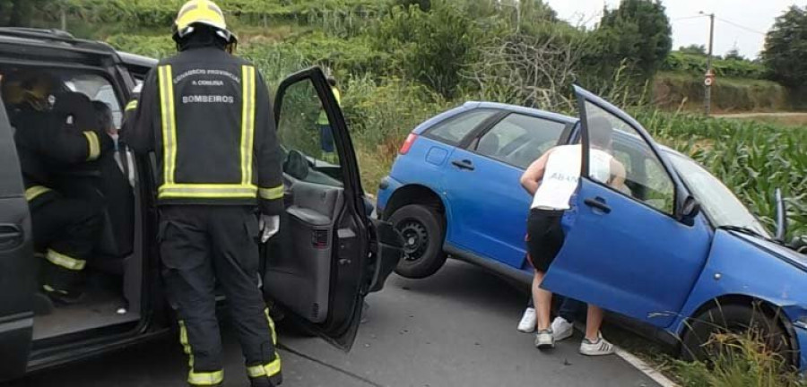 Una septuagenaria y una menor de edad resultan heridas en una colisión de dos vehículos en el vial hacia Runs