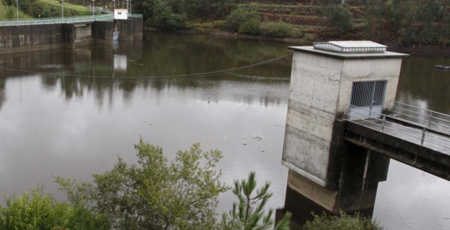 Veciñanza critica la actitud “pasiva” del gobierno ante la contaminación del embalse