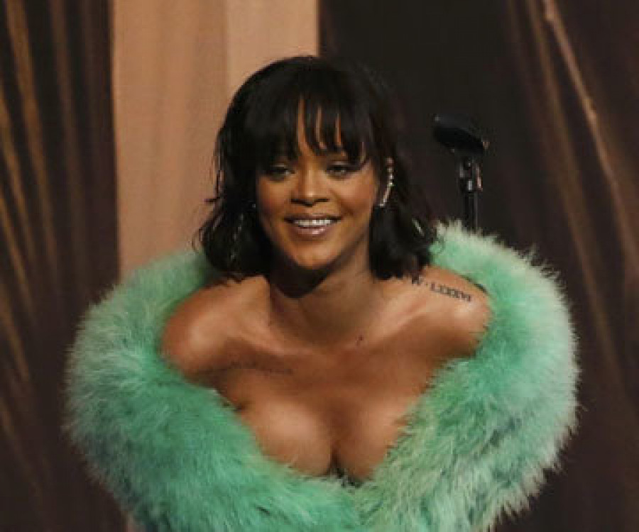 Los años 90 toman el armario  de la barbadense Rihanna