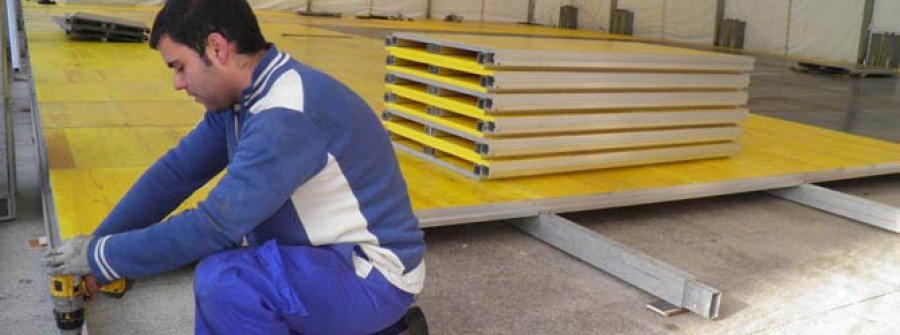 RIVEIRA-Inician los trabajos para que esta Navidad haya pista de patinaje sobre hielo en la Praza de España