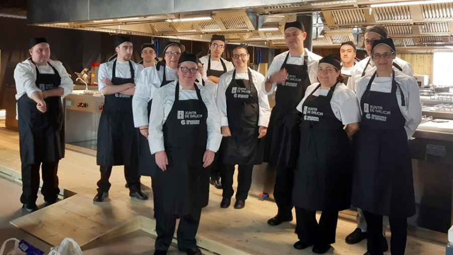 Los alumnos del taller de cocina O Pote elaboran menús solidarios para gente en riesgo de exclusión