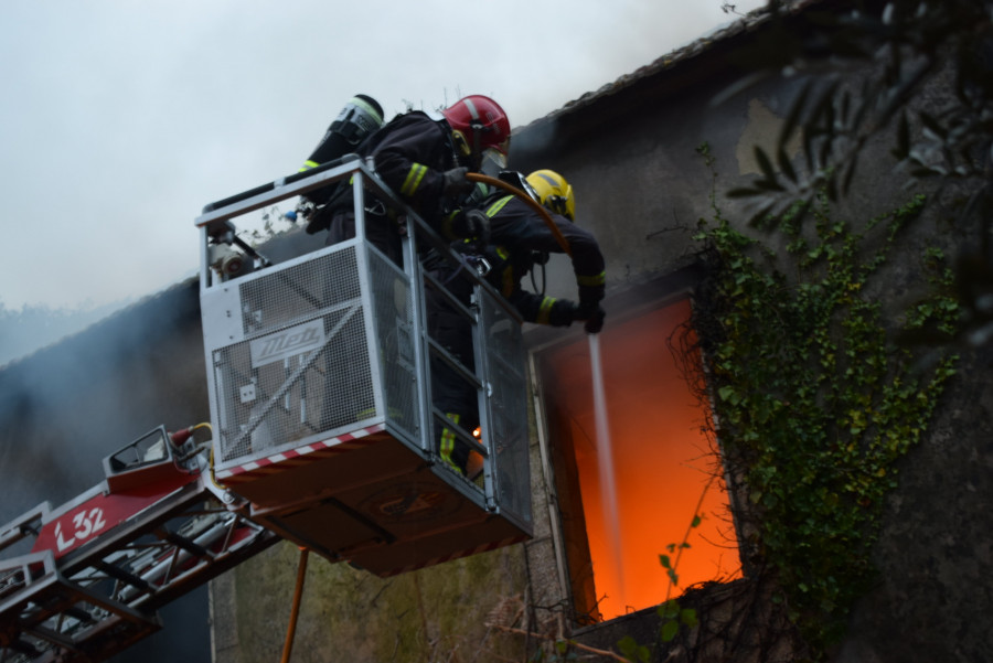 Un incendio acaba de destruir por completo el interior de madera de una casa abandonada en Artes