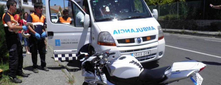 RIVEIRA - Resultan heridos los pilotos de un coche y una motocicleta que  chocaron en el lugar de Campos