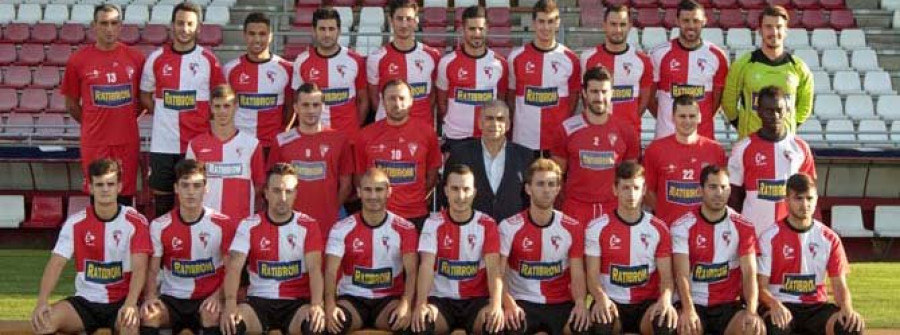 El Arosa presenta a su plantilla a falta de confirmarse un nuevo lateral derecho