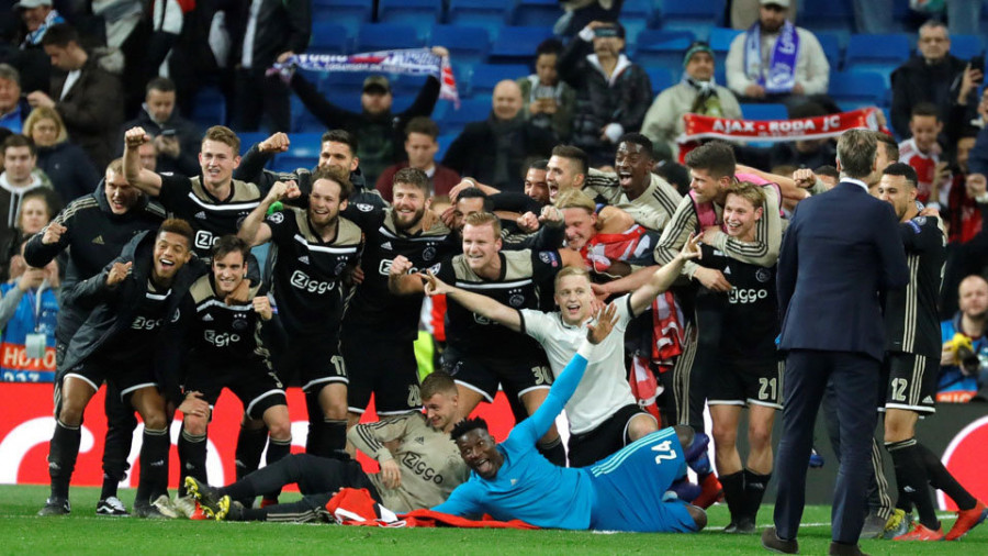 El Ajax acelera el fin de ciclo en la noche más negra del Madrid