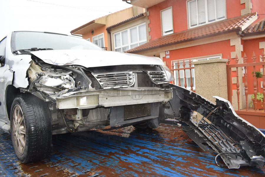 Evacuado un conductor que resultó herido al salirse de la vía su coche junto el IES Nº1 de Ribeira