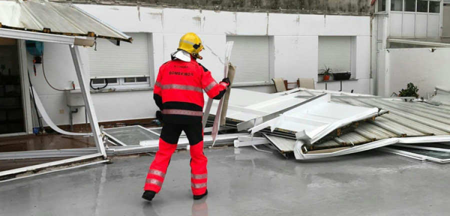 O BARBANZA - El temporal de viento continúa azotando con fuerza y la lluvia causa las primeras incidencias