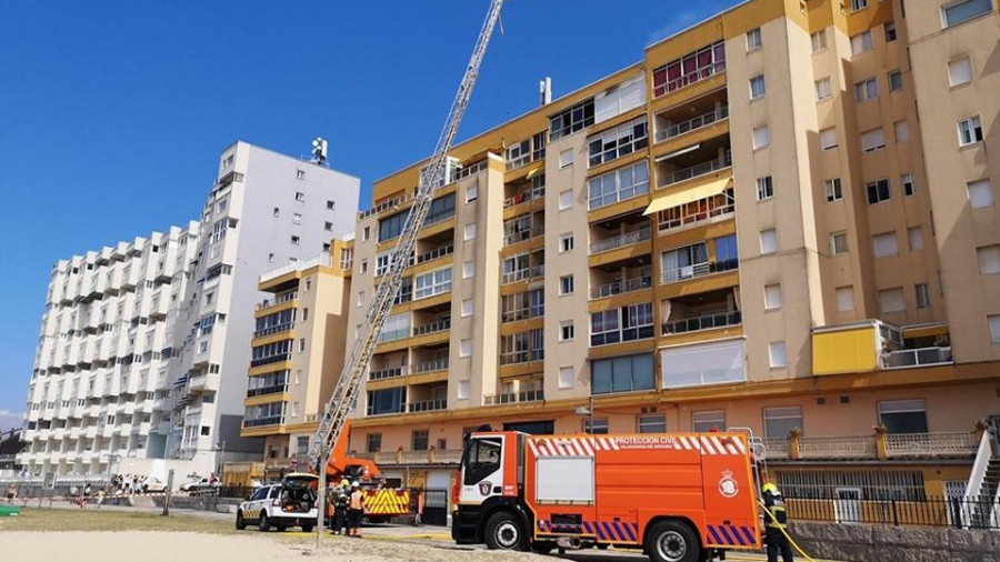 Evacúan a cuatro vecinos y a un policía durante el incendio registrado en un séptimo piso en Carril