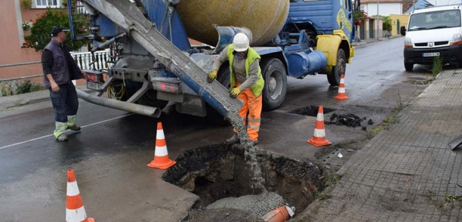 Rellenan de hormigón los huecos bajo el pavimento de la Rúa de Sálvora que causó la erosión del agua