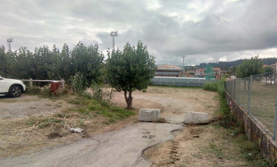 Agentes del Seprona ordenan el cierre del aparcamiento de la  Comunidad de Montes de Noalla en A Lanzada