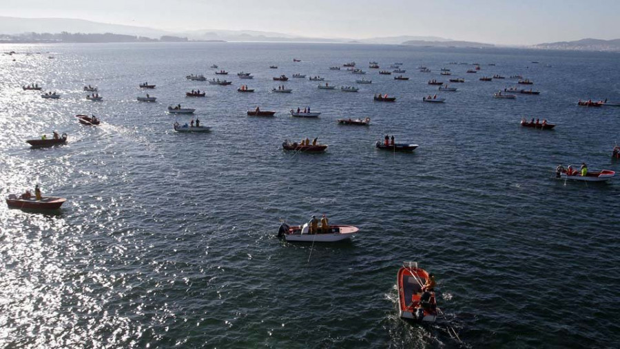 Rañeiros de Carril exigen en la Cofradía el abono del 1 % de la venta del libre marisqueo