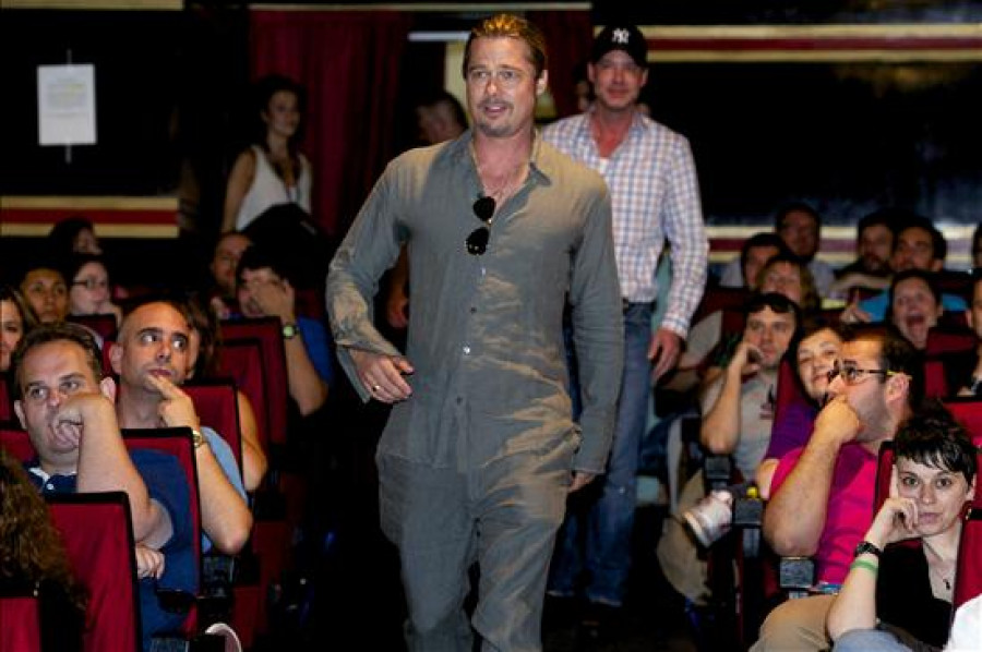 Brad Pitt sorprende a sus fans en Madrid al aparecer en la premier de "World war Z"