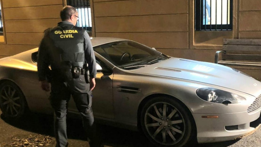Detenido tras embestir con su coche a la Guardia Civil y  huir en un Aston  Martin por Sanxenxo