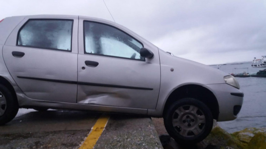 La Policía rescata a un hombre que pasó la noche en su coche colgado en el muelle de O Corgo