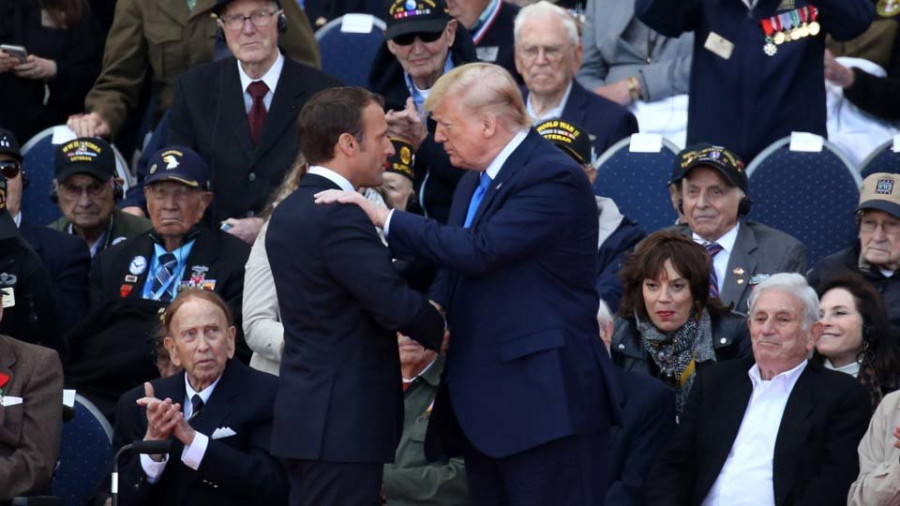 Trump y Macron aplican hielo a su relación en las playas del Desembarco