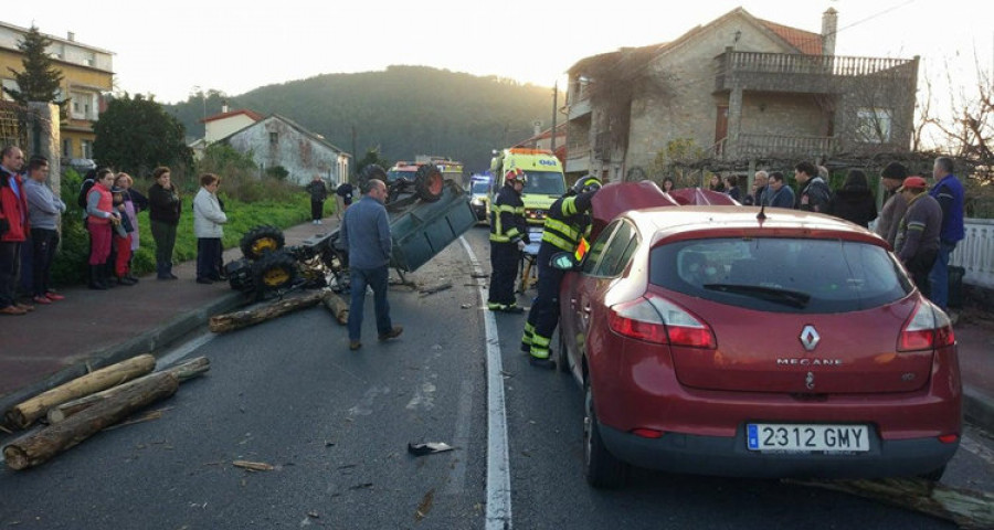 Heridos los ocupantes de un motocultor tras recibir el golpe de un coche y salir despedidos