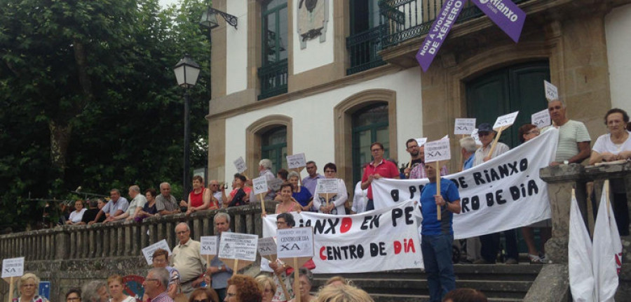 Los vecinos que exigen el centro de día de Rianxo se encerrarán en el Concello