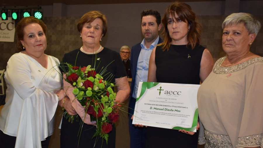 Oncología del Clínico, el CD Artes y Manolo Dieste fueron homenajeados en la cena de la AECC de Ribeira