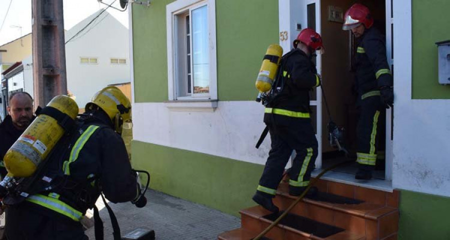 RIVEIRA - Registrado un segundo incendio en el desván de una casa de A Ameixida en un margen de cerca de 42 horas