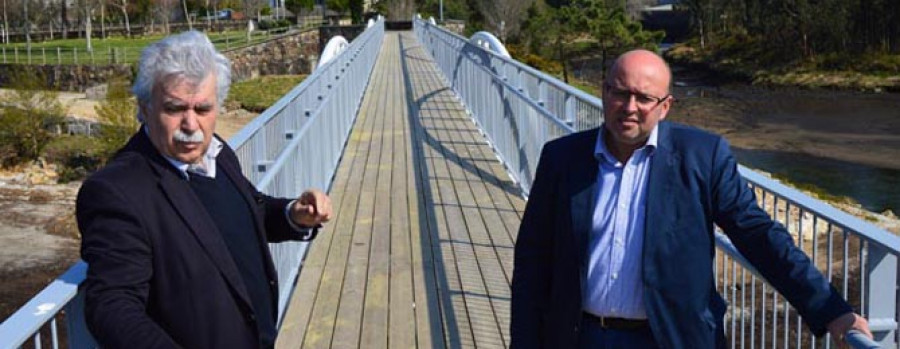 RIANXO- La pasarela sobre el río Té reabre 8 meses después del incendio y unos 300.000 euros de inversión