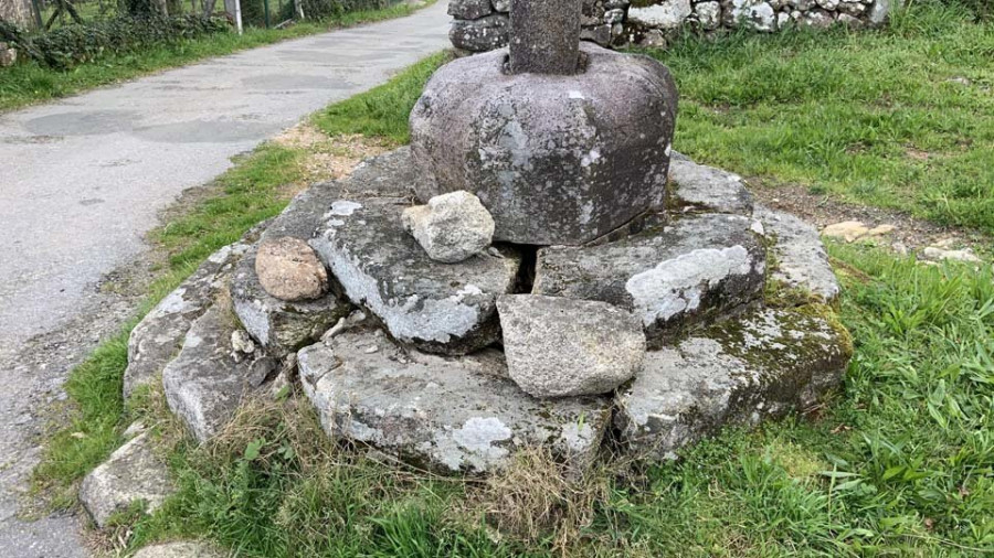 Denuncian el grave deterioro de un cruceiro en Pazos de Coroño