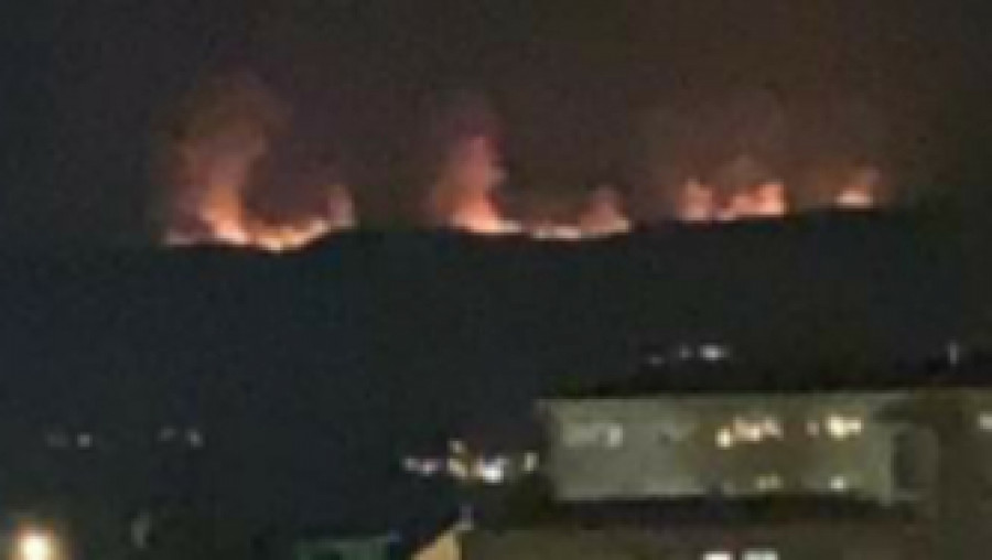 Un incendio forestal iniciado de noche en A Portela avanza con un amplio frente hacia el monte Iroite