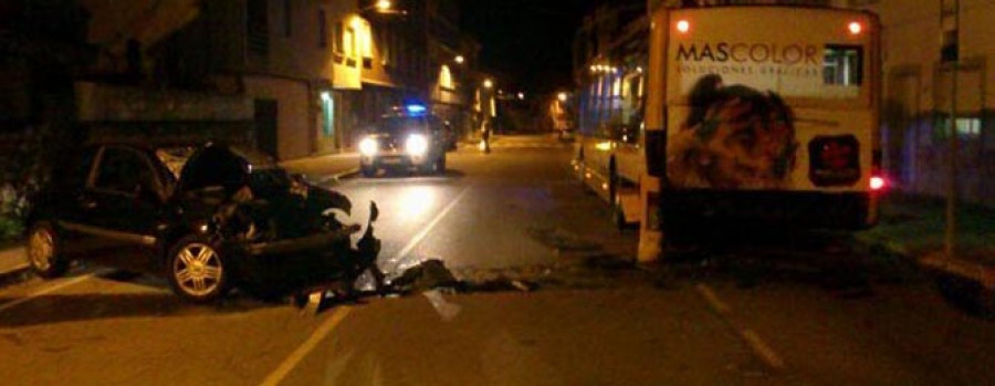 BOIRO - Un posible pique entre conductores finaliza con un coche impactando contra un autobús en Cabo de Cruz