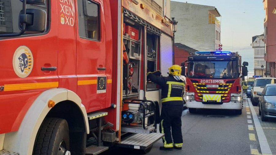 Un incendio en un tercer piso le ocasiona quemaduras leves en las manos a un joven