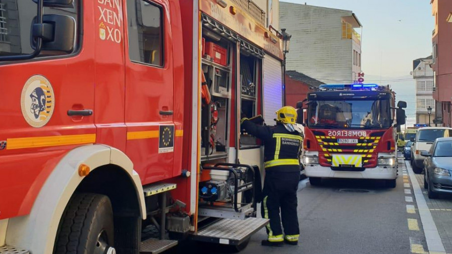 Desalojan un edificio y atienden a ocho intoxicados por un incendio en Sanxenxo