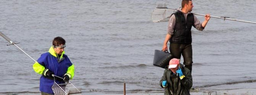 Las mariscadoras de Carril suspenden la jornada de trabajo en señal de luto