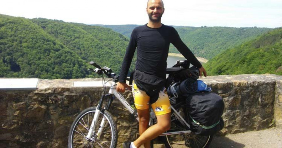 Una ruta en bicicleta hasta Pekín para visibilizar 
la ELA