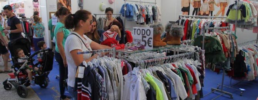 CAMBADOS - La feria outlet de Zona Centro regresó tras un año de parón con “buenos” resultados en ventas y público