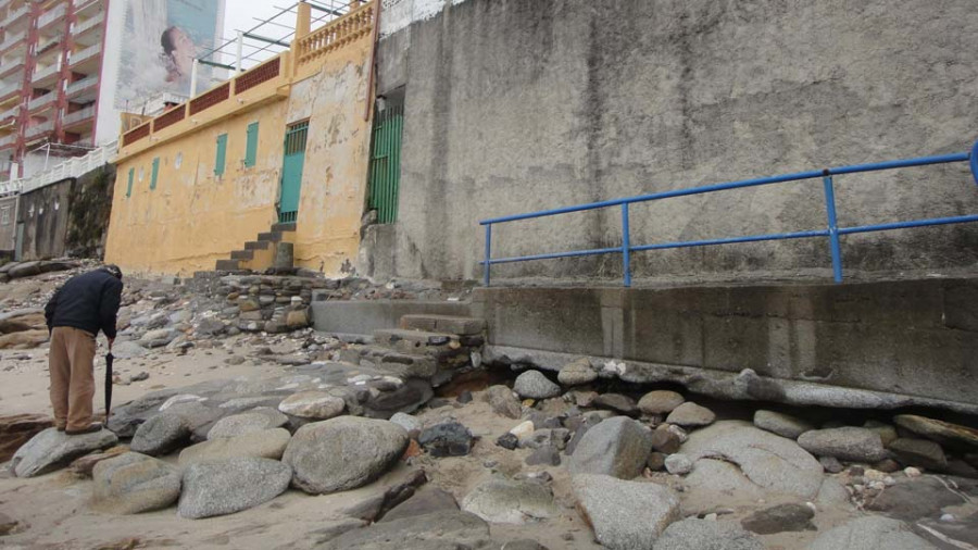 Concello, Xunta y Costas estudian ahora instalar un geotubo submarino para retener la arena          en A Carabuxeira