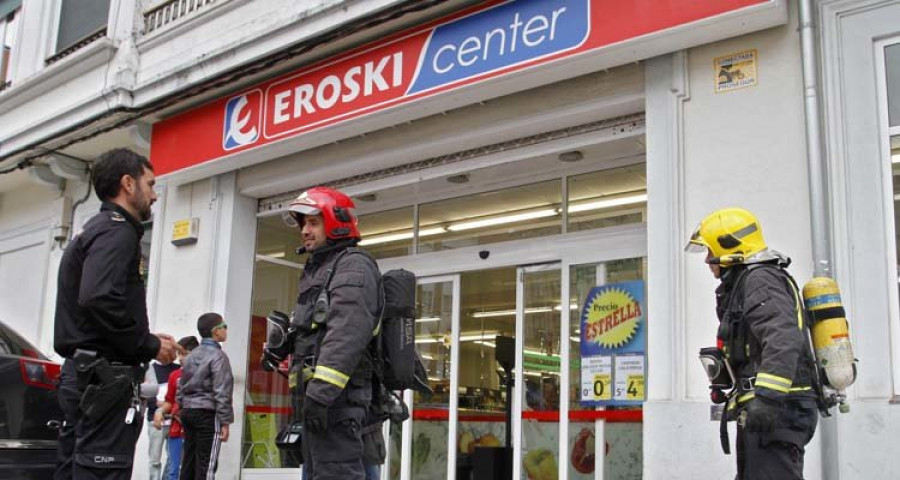 Desalojan el supermercado Eroski por el humo causado por un fuego en un cuadro eléctrico