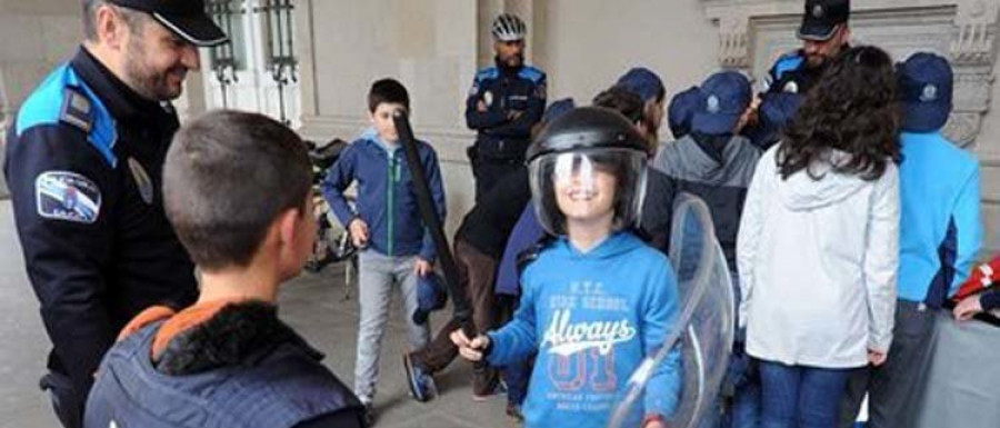 Los niñas quieren ser profesoras   y los niños prefieren ser policías