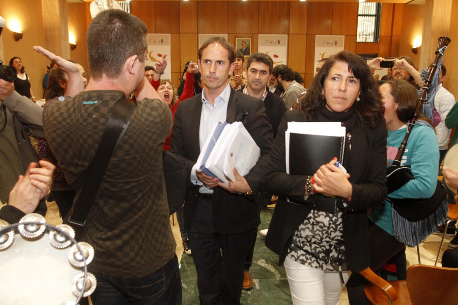 Los colectivos, con gaitas y panderetas, fuerzan la suspensión de la sesión plenaria de Vilagarcía