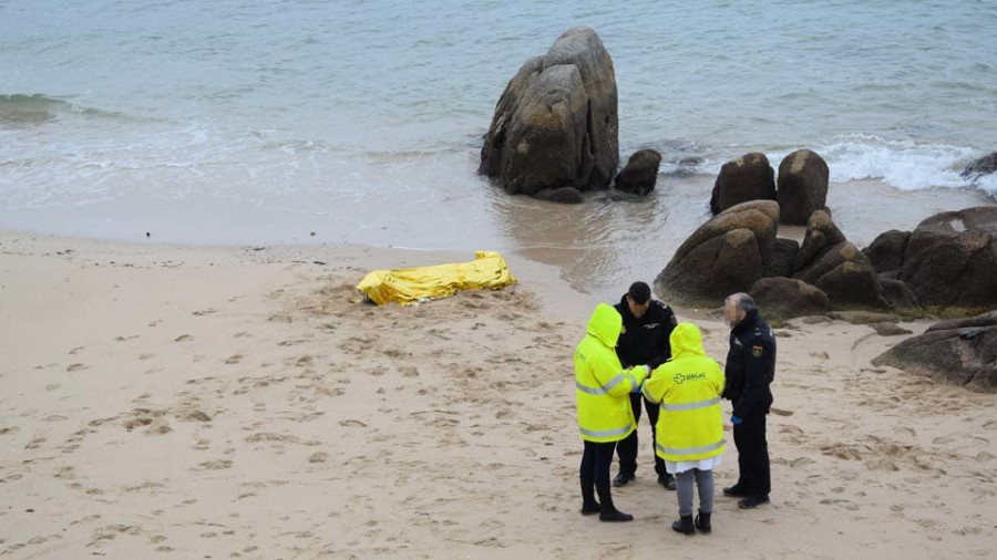 Aparece semienterrado en la playa de O Touro el cadáver de un indigente vigués