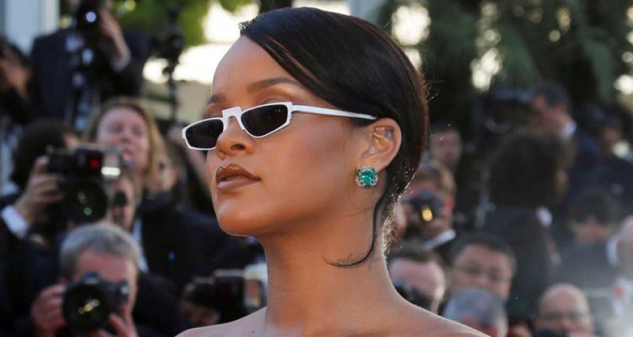 Rihanna, pillada muy cariñosa  con un desconocido en España