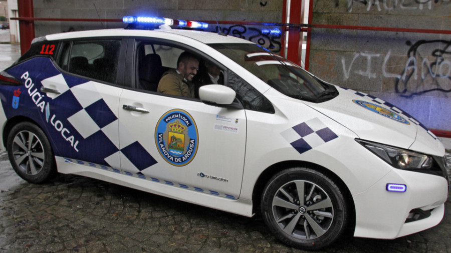 La Policía de Vilanova incorpora un coche eléctrico y reclama mejoras en la base y de material
